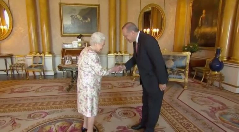 Ψάρωσε ο Ερντογάν μπροστά στην Ελισάβετ:  Ψέλλισε μόνο μια καλημέρα στ’ αγγλικά